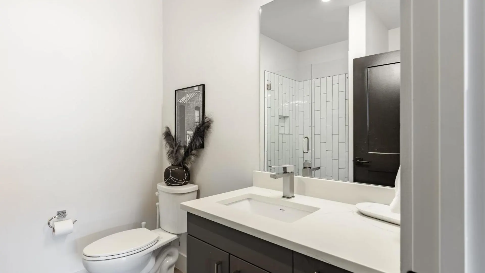 Sleeps 18 3 Modern Midtown Apartments W Gym Pool Walkable To Shops Eats Nashville