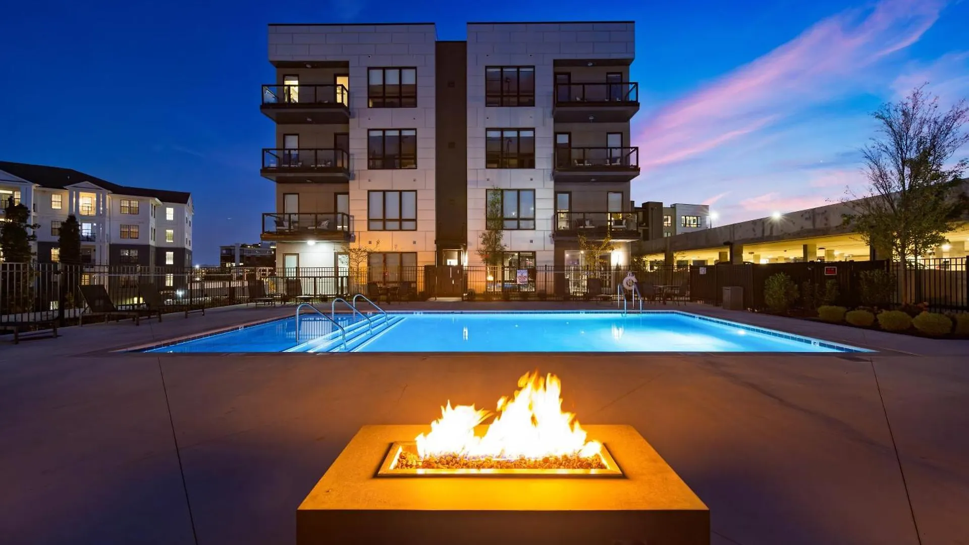 Sleeps 18 3 Modern Midtown Apartments W Gym Pool Walkable To Shops Eats Nashville Estados Unidos da América