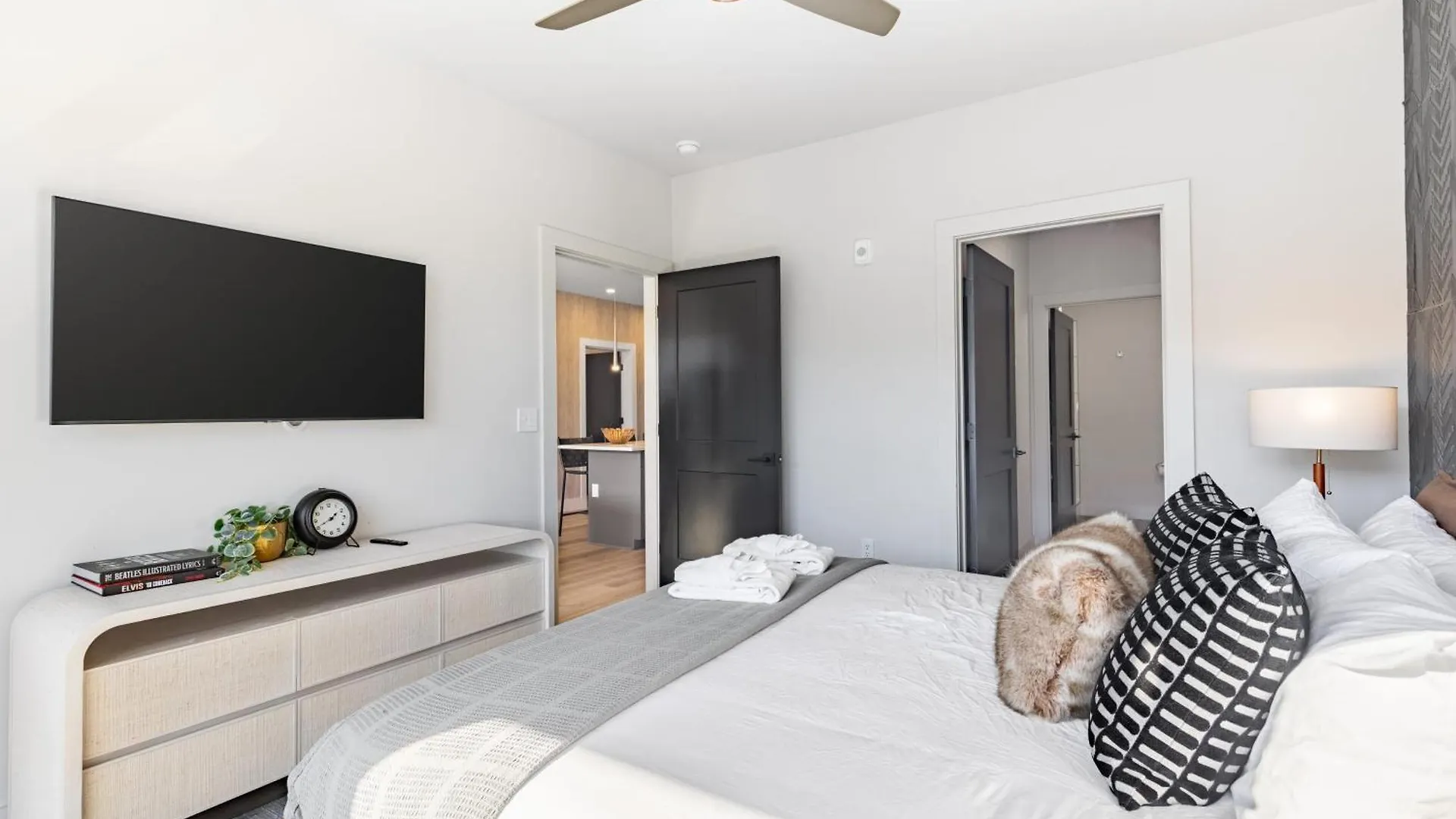 Sleeps 18 3 Modern Midtown Apartments W Gym Pool Walkable To Shops Eats Nashville Casa de Férias