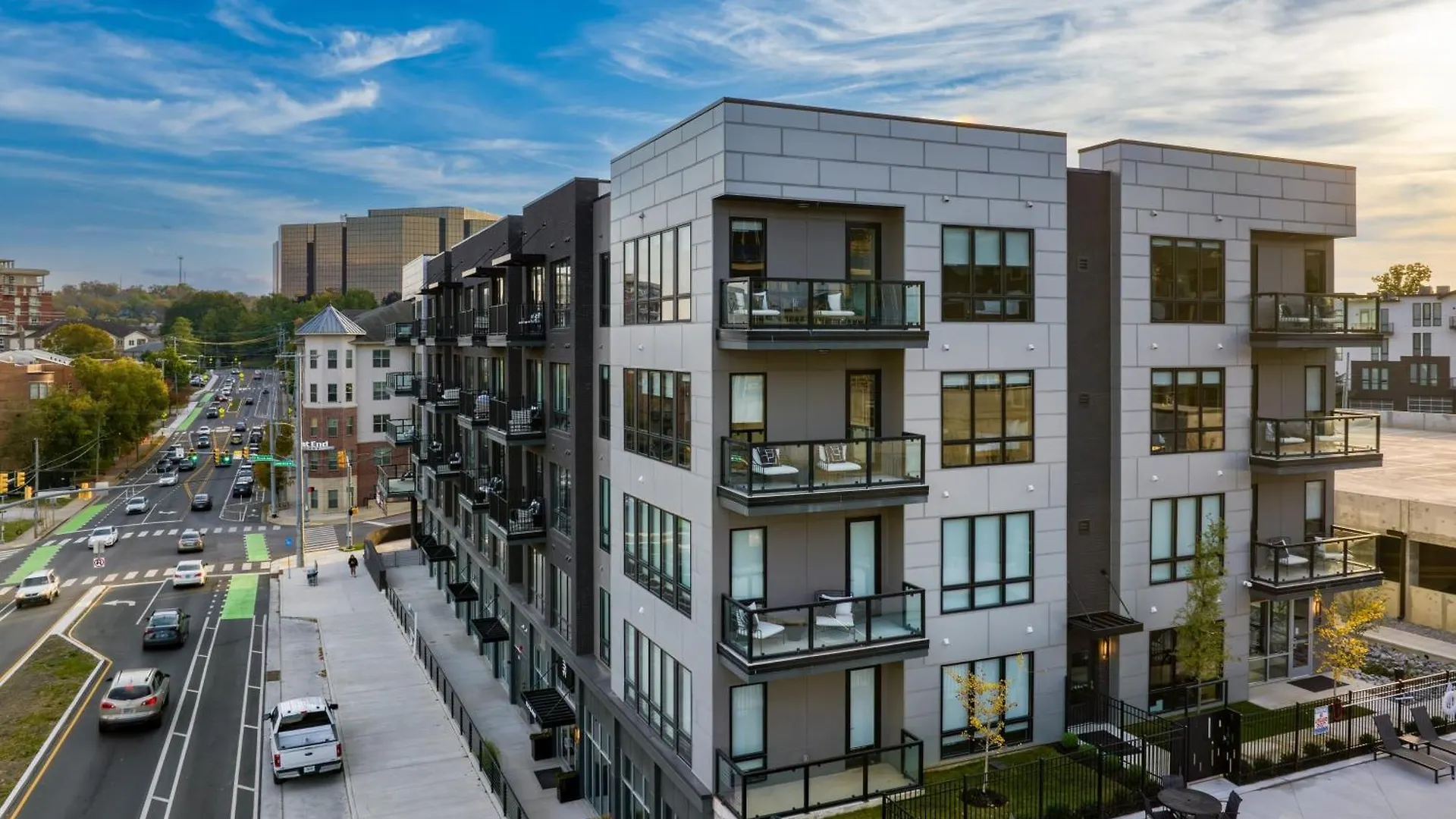 Sleeps 18 3 Modern Midtown Apartments W Gym Pool Walkable To Shops Eats Nashville