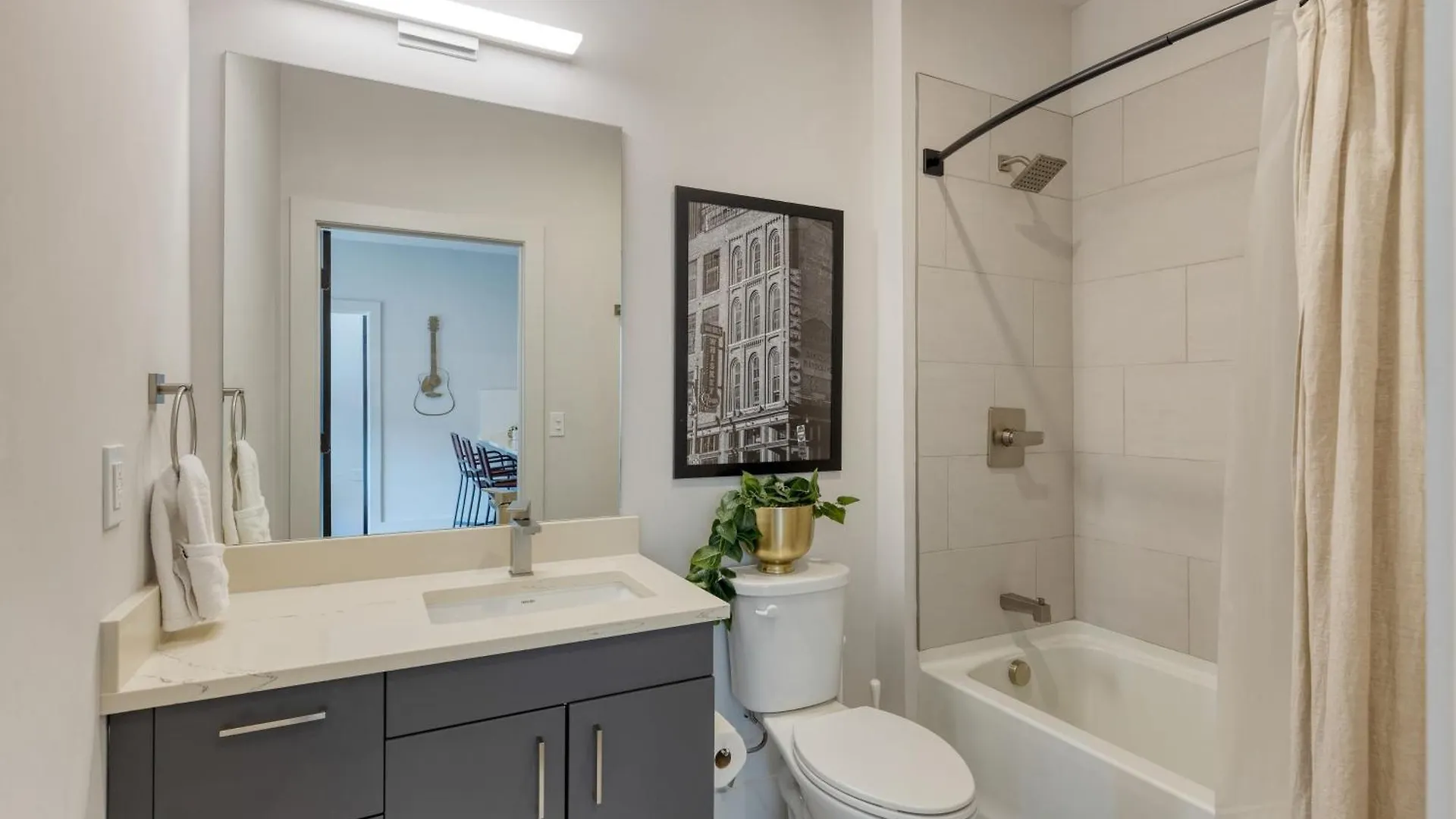Sleeps 18 3 Modern Midtown Apartments W Gym Pool Walkable To Shops Eats Nashville