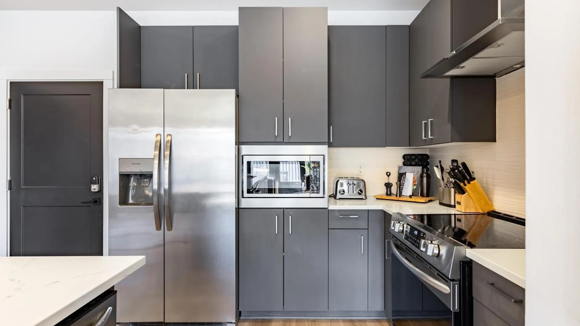 Sleeps 18 3 Modern Midtown Apartments W Gym Pool Walkable To Shops Eats Nashville 0*,