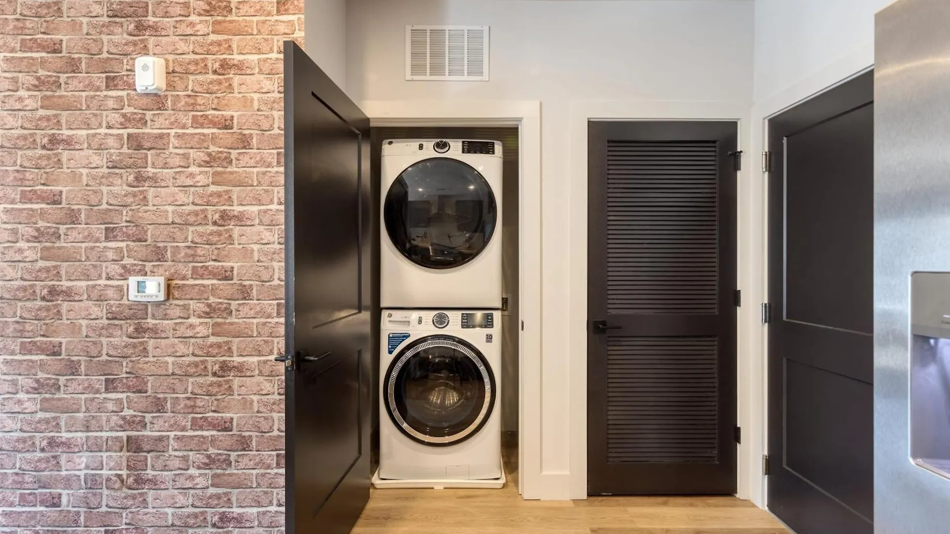 Sleeps 18 3 Modern Midtown Apartments W Gym Pool Walkable To Shops Eats Nashville