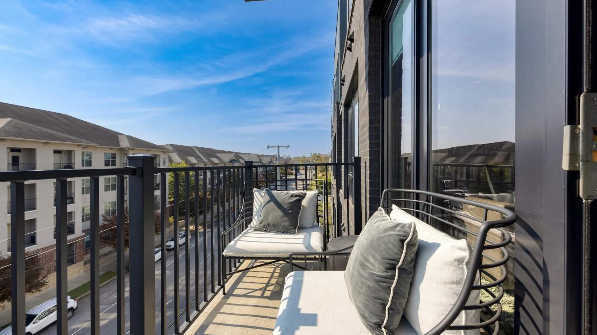 Casa de Férias Sleeps 18 3 Modern Midtown Apartments W Gym Pool Walkable To Shops Eats Nashville Estados Unidos da América