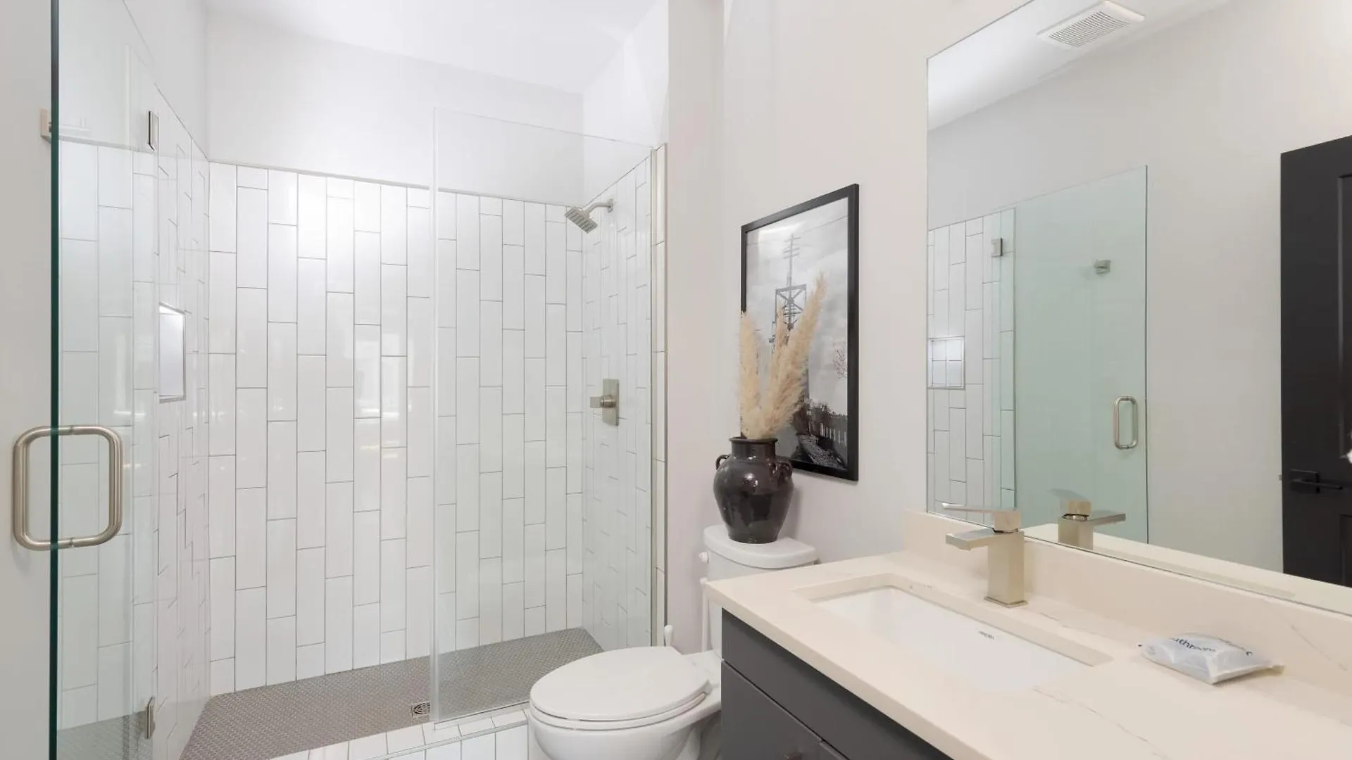 Casa de Férias Sleeps 18 3 Modern Midtown Apartments W Gym Pool Walkable To Shops Eats Nashville