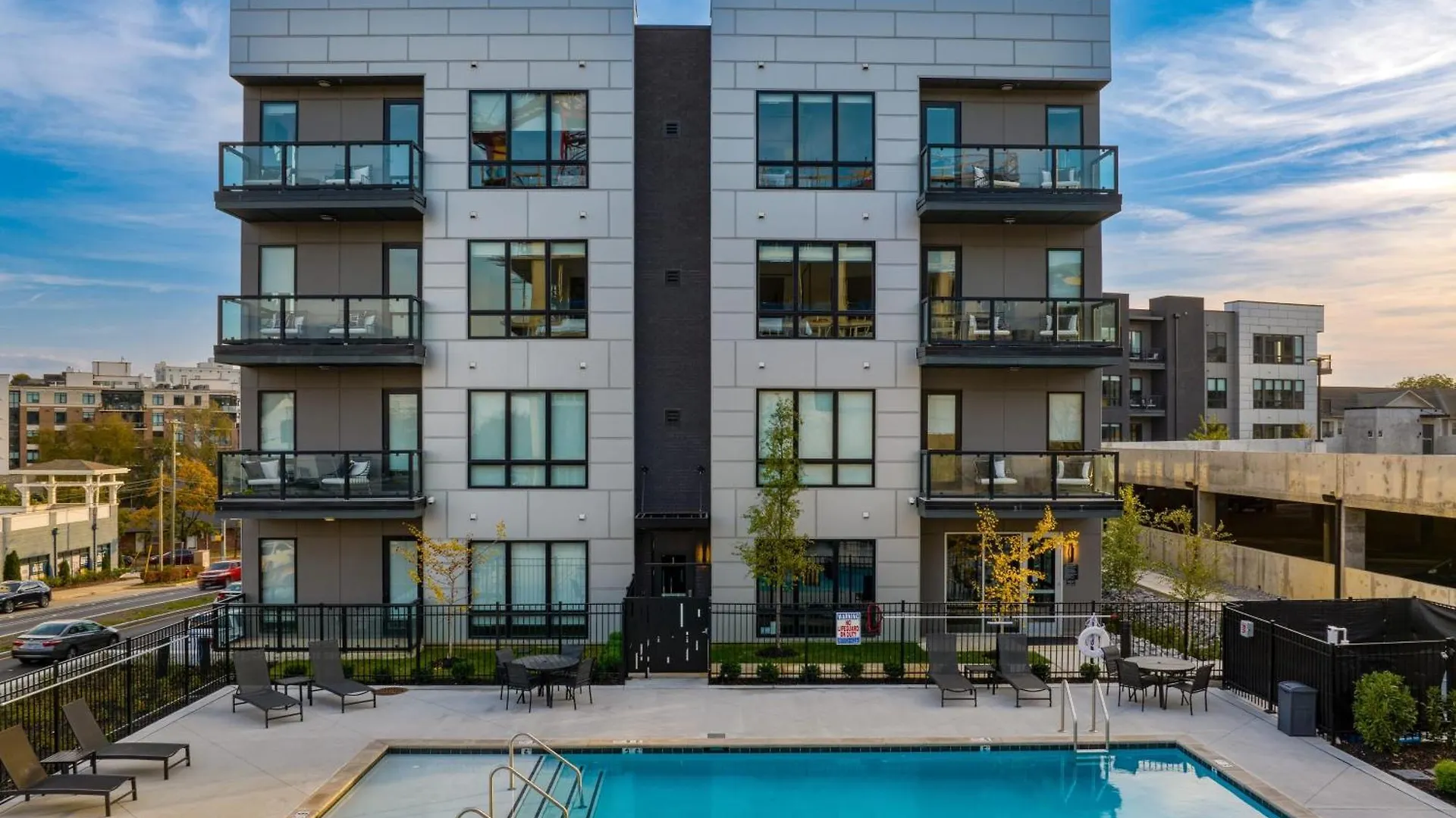 Sleeps 18 3 Modern Midtown Apartments W Gym Pool Walkable To Shops Eats Nashville