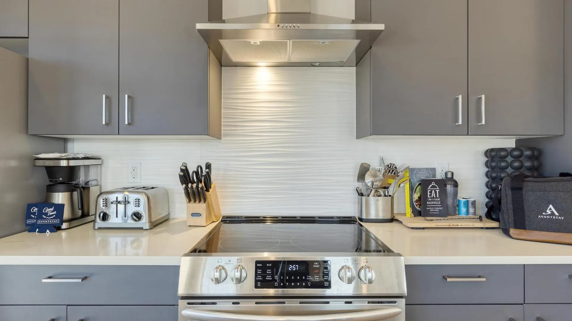 Casa de Férias Sleeps 18 3 Modern Midtown Apartments W Gym Pool Walkable To Shops Eats Nashville